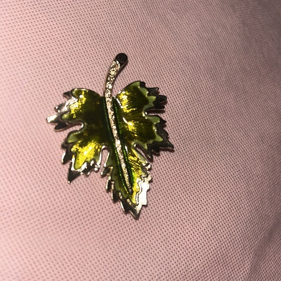 Brooch pin shape of leaf - Picture 2 of 3